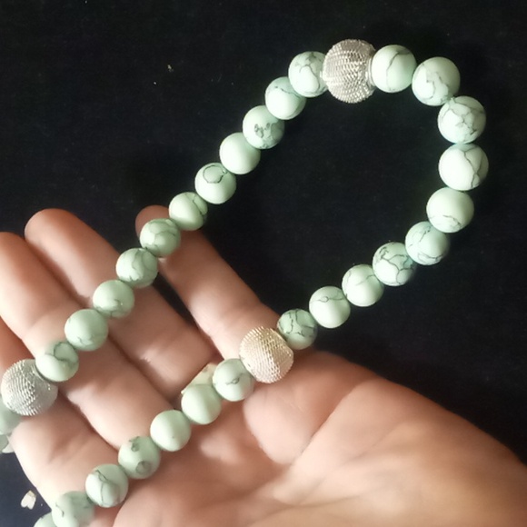 Turquoise howlite necklace on silk string 18 inches long nwot with earrings - Picture 2 of 10